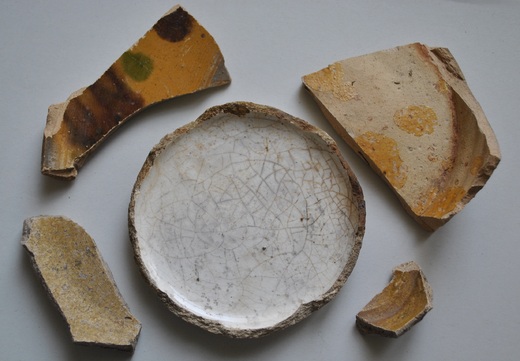 (V.Chmelištná) Ukázka nalezených fragmentů keraliky.JPG